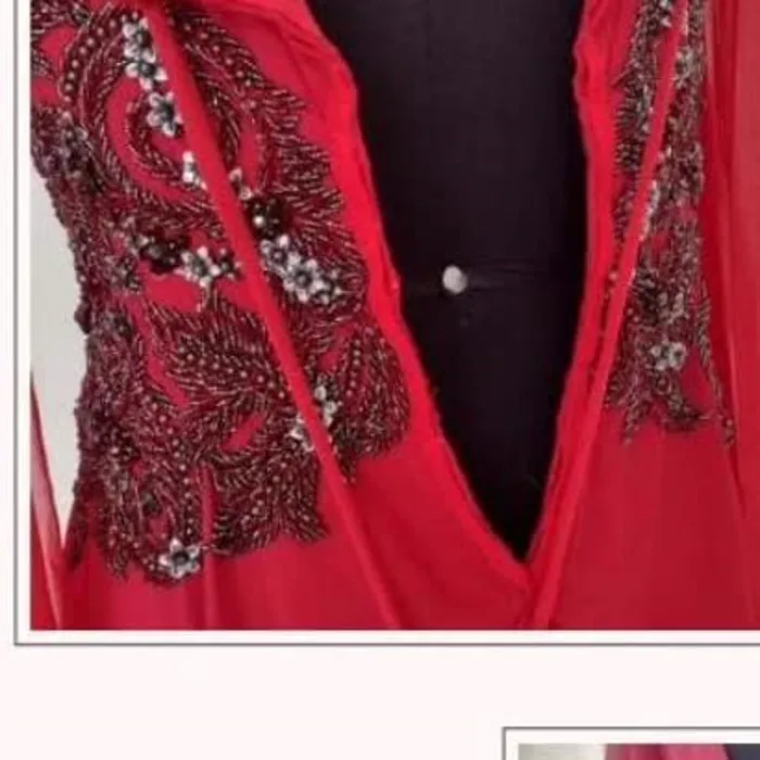 Vestido bordado com o decote das costas ainda aberto, sem fechamento
